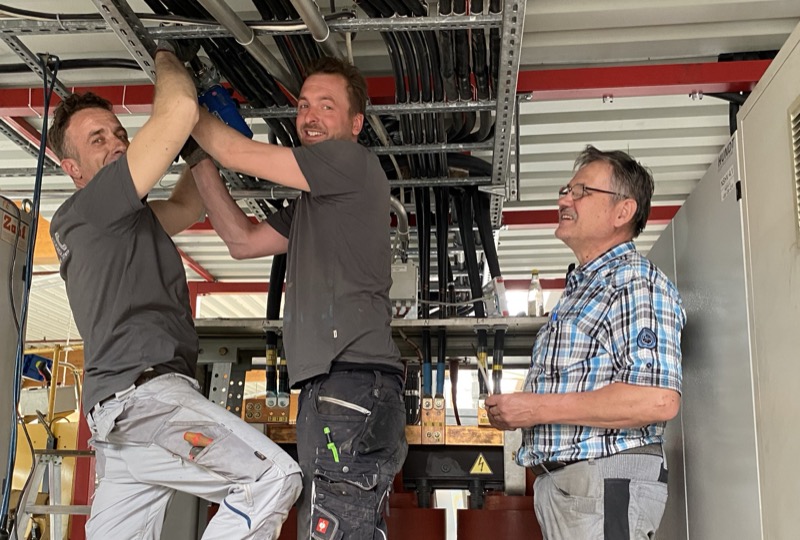 Zwei Elektriker installieren einen Effizienzfilter