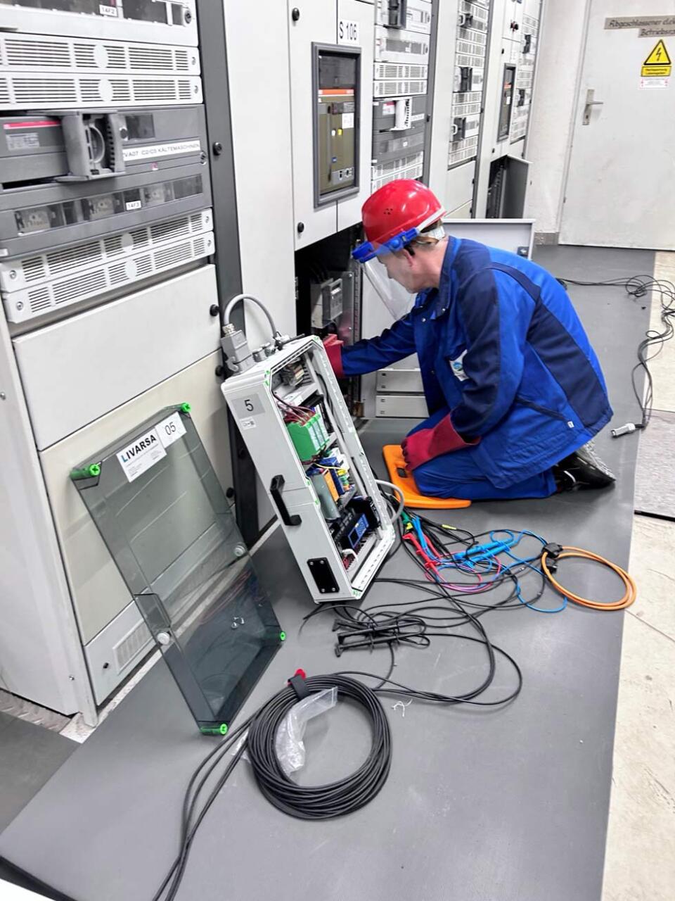 Elektriker beim Einbau