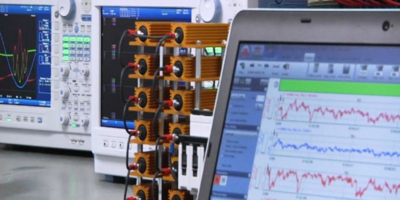 Mehrere Monitore mit Messkurven.